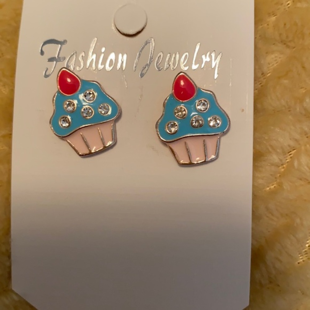 Cupcake earrings 3/4”